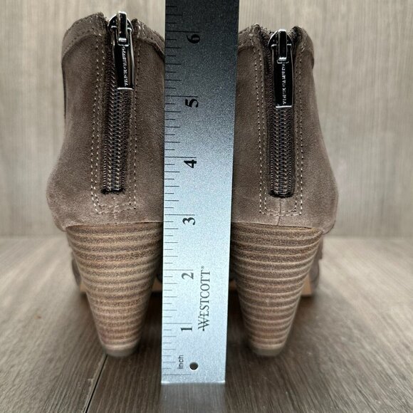Vince Camuto Sandals Womens Size 8.5M Cone Heel Peep Toe Zip Pump Leather Taupe - Picture 11 of 13